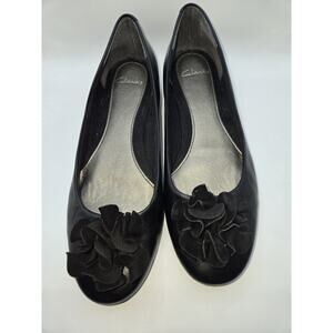 Clarks Flat Leather Shoe With Suede Flower Size 9m
